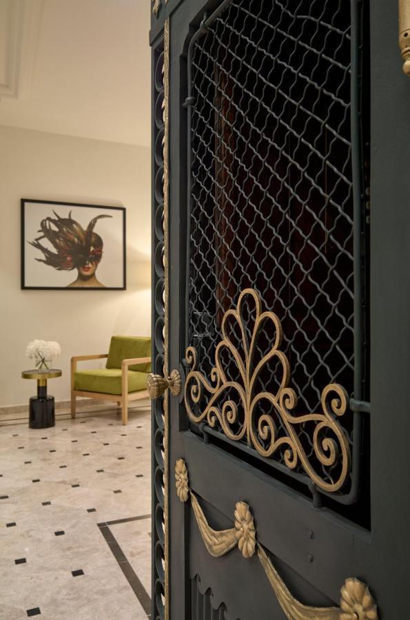 Saski Curio Collection By Hilton