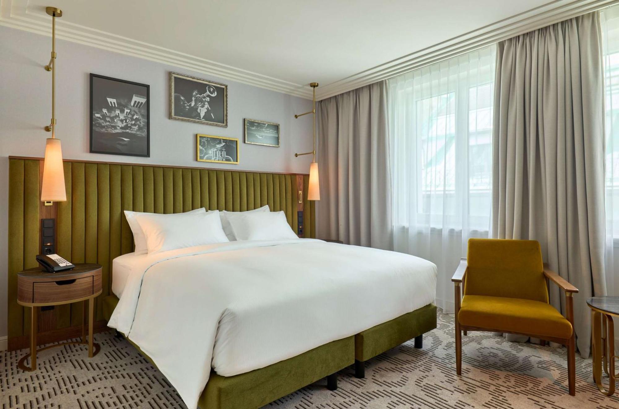 Saski Curio Collection By Hilton
