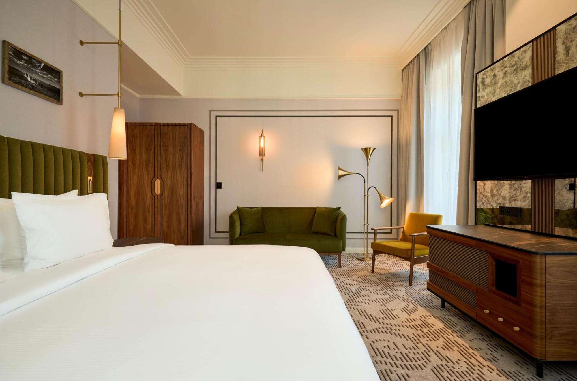 Saski Curio Collection By Hilton